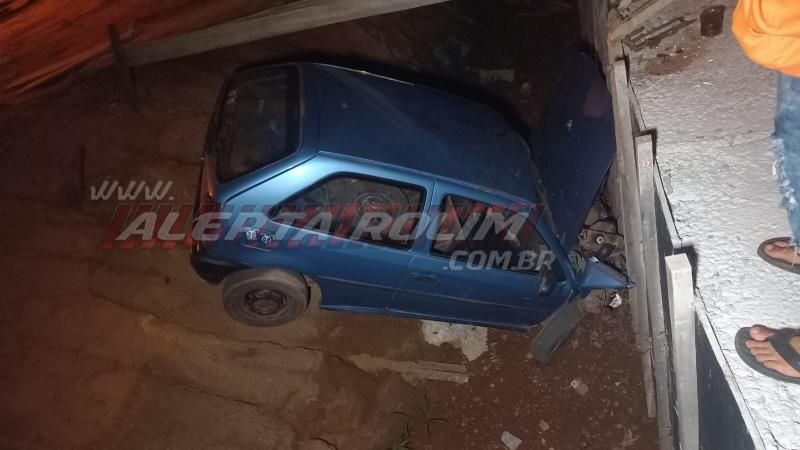 Motorista caiu com carro dentro de construção de galeria no bairro Planalto, em Rolim de Moura Motorista caiu com carro dentro de construção de galeria no bairro Planalto, em Rolim de Moura