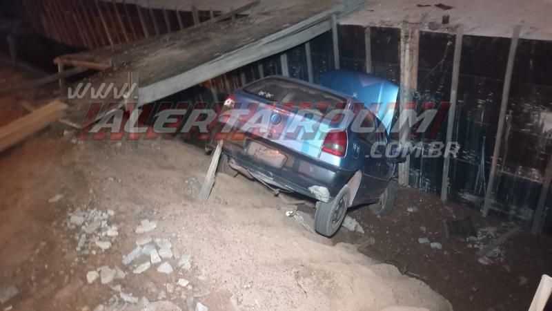 Motorista caiu com carro dentro de construção de galeria no bairro Planalto, em Rolim de Moura Motorista caiu com carro dentro de construção de galeria no bairro Planalto, em Rolim de Moura