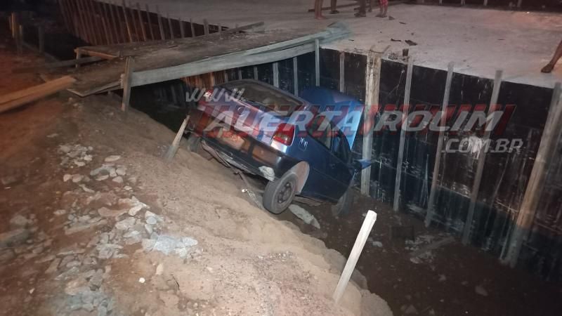 Motorista caiu com carro dentro de construção de galeria no bairro Planalto, em Rolim de Moura Motorista caiu com carro dentro de construção de galeria no bairro Planalto, em Rolim de Moura