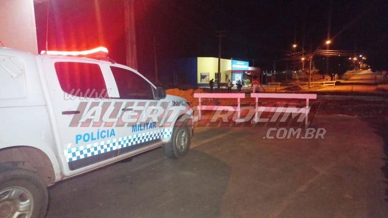 Motorista caiu com carro dentro de construção de galeria no bairro Planalto, em Rolim de Moura Motorista caiu com carro dentro de construção de galeria no bairro Planalto, em Rolim de Moura