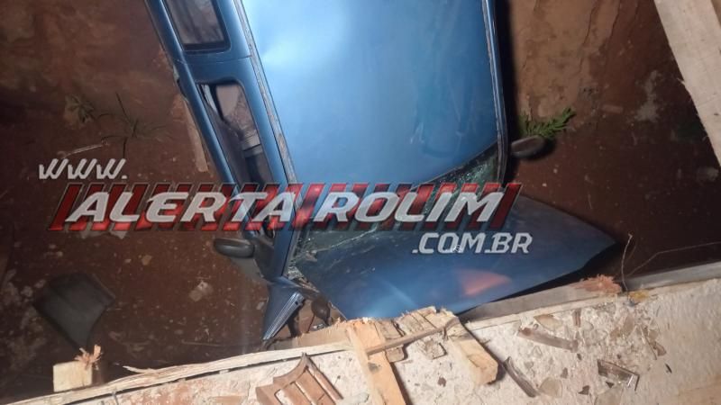 Motorista caiu com carro dentro de construção de galeria no bairro Planalto, em Rolim de Moura Motorista caiu com carro dentro de construção de galeria no bairro Planalto, em Rolim de Moura