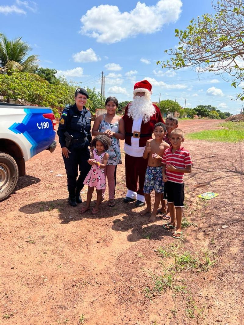 Polícia Militar em Rolim de Moura realiza a entrega dos presentes do projeto “Adote uma Cartinha” Polícia Militar em Rolim de Moura realiza a entrega dos presentes do projeto “Adote uma Cartinha”