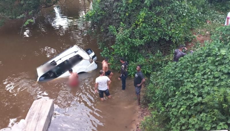 URGENTE: Carro caiu dentro de rio e 5 pessoas morreram, entre elas uma criança, em Pimenteiras do Oeste URGENTE: Carro caiu dentro de rio e 5 pessoas morreram, entre elas uma criança, em Pimenteiras do Oeste