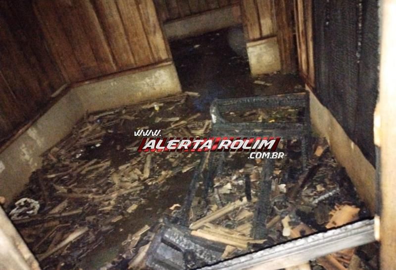 URGENTE – Princípio de incêndio foi registrado em casa onde foi encontrado corpo de adolescente em Rolim de Moura URGENTE – Princípio de incêndio foi registrado em casa onde foi encontrado corpo de adolescente em Rolim de Moura
