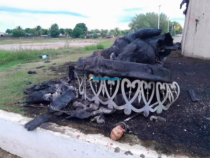 Vídeo - Criminosos incendiaram estátua da Havan, em RO Vídeo - Criminosos incendiaram estátua da Havan, em RO