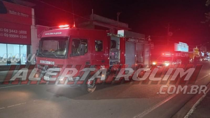 Ação rápida do Corpo de Bombeiros evitou que vidraçaria fosse consumida por incêndio nesta noite, em Rolim de Moura Ação rápida do Corpo de Bombeiros evitou que vidraçaria fosse consumida por incêndio nesta noite, em Rolim de Moura
