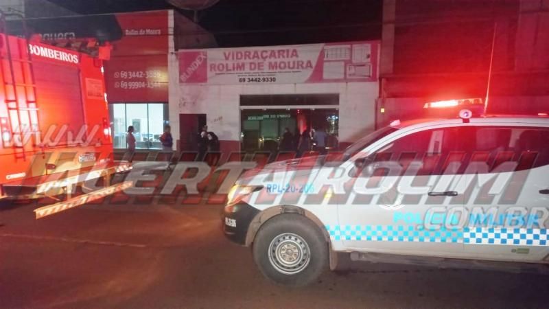 Ação rápida do Corpo de Bombeiros evitou que vidraçaria fosse consumida por incêndio nesta noite, em Rolim de Moura Ação rápida do Corpo de Bombeiros evitou que vidraçaria fosse consumida por incêndio nesta noite, em Rolim de Moura