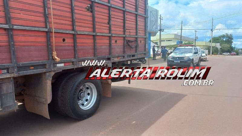Acidente de trânsito envolvendo carro e caminhão boiadeiro foi registrado nesta tarde em Rolim de Moura Acidente de trânsito envolvendo carro e caminhão boiadeiro foi registrado nesta tarde em Rolim de Moura