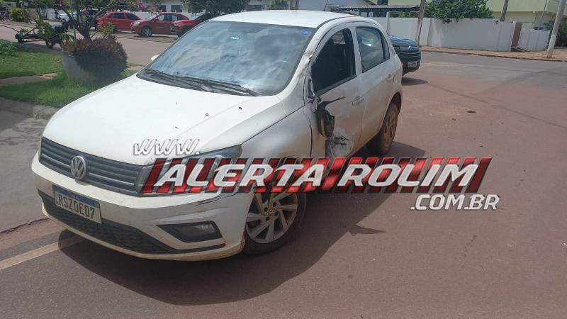 Acidente de trânsito envolvendo carro e caminhão boiadeiro foi registrado nesta tarde em Rolim de Moura Acidente de trânsito envolvendo carro e caminhão boiadeiro foi registrado nesta tarde em Rolim de Moura