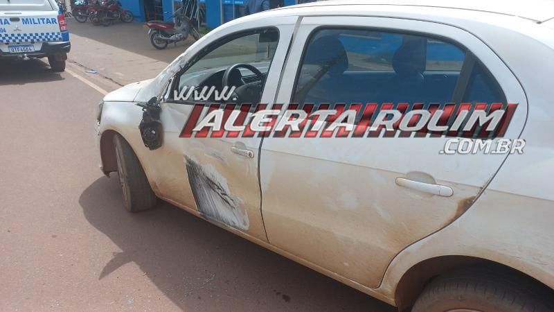 Acidente de trânsito envolvendo carro e caminhão boiadeiro foi registrado nesta tarde em Rolim de Moura Acidente de trânsito envolvendo carro e caminhão boiadeiro foi registrado nesta tarde em Rolim de Moura