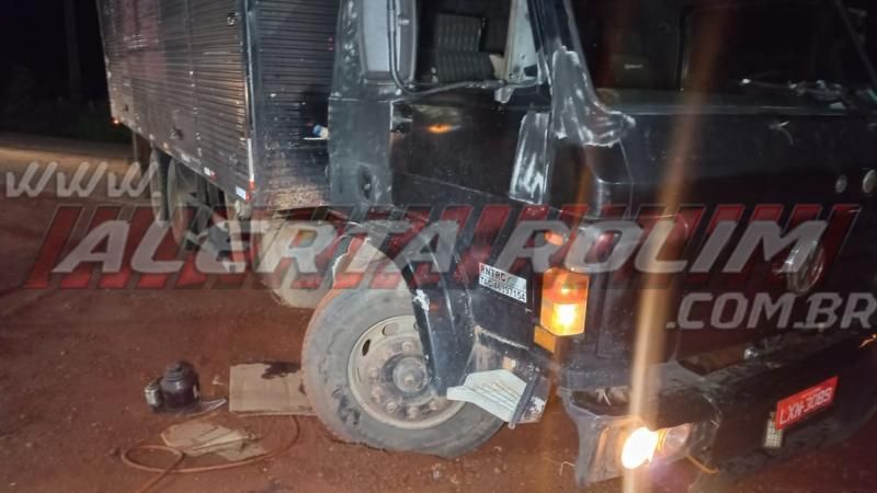Colisão entre caminhão e carro foi registrada na noite de sábado na RO 010, em Rolim de Moura Colisão entre caminhão e carro foi registrada na noite de sábado na RO 010, em Rolim de Moura
