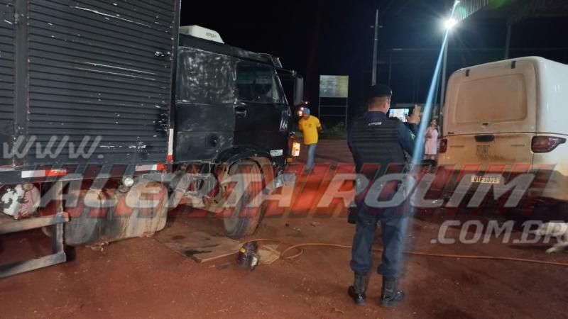 Colisão entre caminhão e carro foi registrada na noite de sábado na RO 010, em Rolim de Moura Colisão entre caminhão e carro foi registrada na noite de sábado na RO 010, em Rolim de Moura