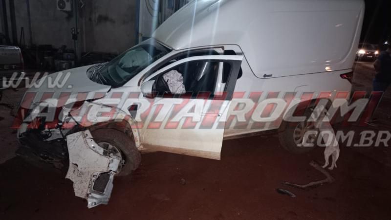 Colisão entre caminhão e carro foi registrada na noite de sábado na RO 010, em Rolim de Moura Colisão entre caminhão e carro foi registrada na noite de sábado na RO 010, em Rolim de Moura