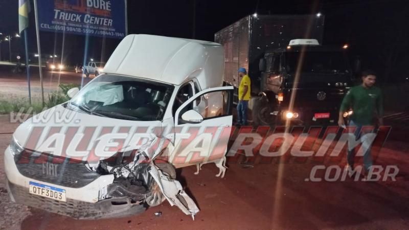 Colisão entre caminhão e carro foi registrada na noite de sábado na RO 010, em Rolim de Moura Colisão entre caminhão e carro foi registrada na noite de sábado na RO 010, em Rolim de Moura