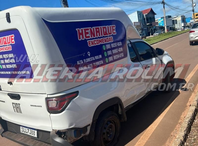 Colisão entre dois carros foi registrada nesta manhã no Centro de Rolim de Moura Colisão entre dois carros foi registrada nesta manhã no Centro de Rolim de Moura