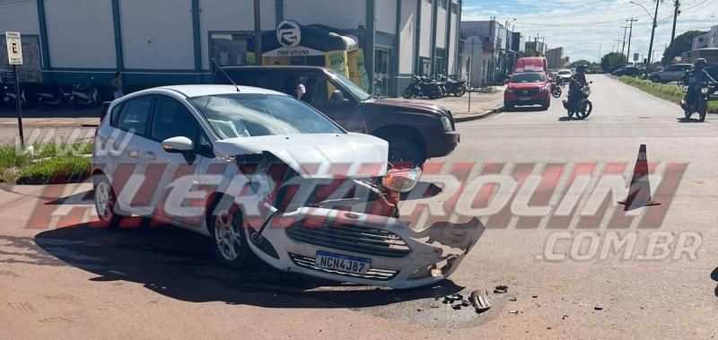 Colisão entre dois carros foi registrada nesta manhã no Centro de Rolim de Moura Colisão entre dois carros foi registrada nesta manhã no Centro de Rolim de Moura