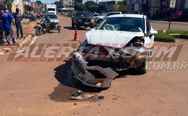 Colisão entre dois carros foi registrada nesta manhã no Centro de Rolim de Moura Colisão entre dois carros foi registrada nesta manhã no Centro de Rolim de Moura