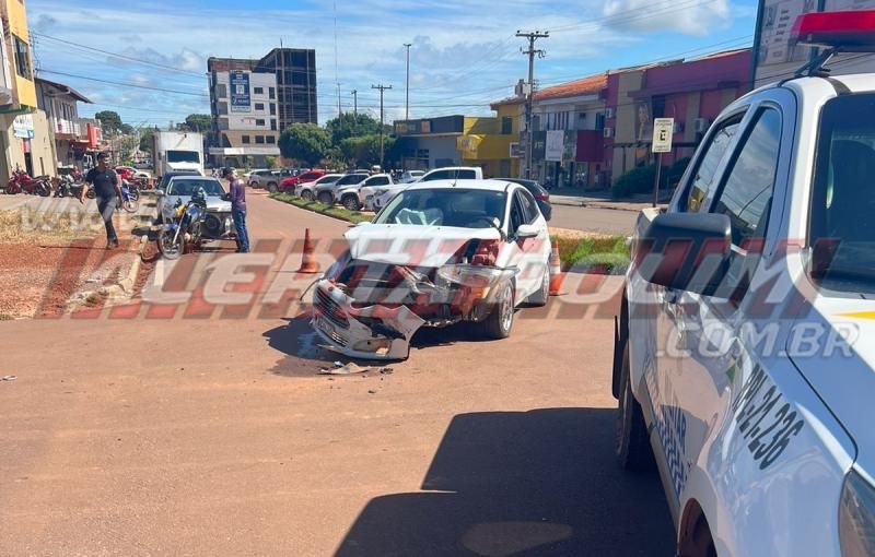 Colisão entre dois carros foi registrada nesta manhã no Centro de Rolim de Moura Colisão entre dois carros foi registrada nesta manhã no Centro de Rolim de Moura