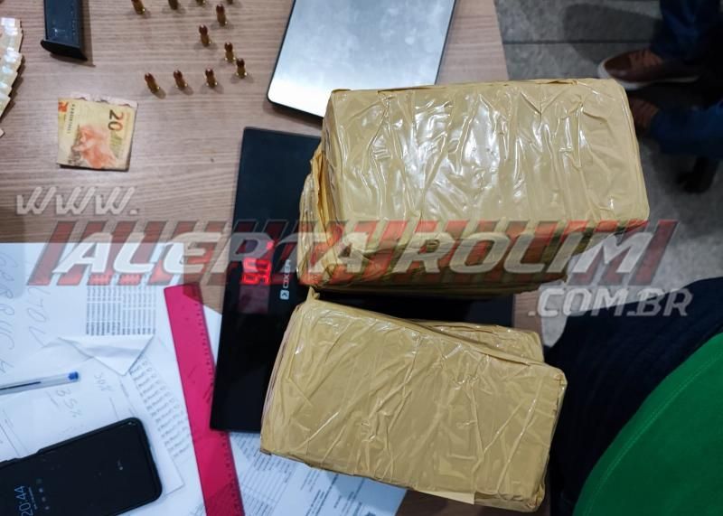 Durante abordagem, PM prendeu homem com quase 09 kg de pasta base em Novo Horizonte, advogado que estava junto foi preso por porte ilegal de arma Durante abordagem, PM prendeu homem com quase 09 kg de pasta base em Novo Horizonte, advogado que estava junto foi preso por porte ilegal de arma