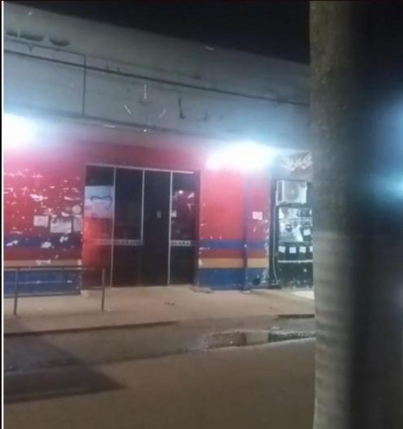 Fogo consome grande parte do Supermercado Guarani em Costa Marques Fogo consome grande parte do Supermercado Guarani em Costa Marques