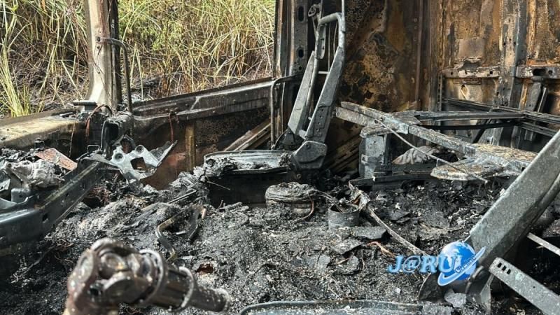 Jaru: Carreta é destruída por incêndio na BR 364, próximo a entrada de Tarilândia Jaru: Carreta é destruída por incêndio na BR 364, próximo a entrada de Tarilândia