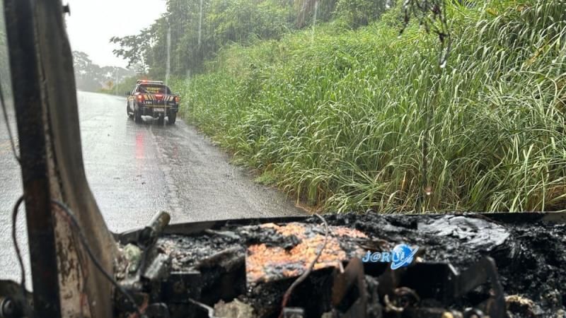 Jaru: Carreta é destruída por incêndio na BR 364, próximo a entrada de Tarilândia Jaru: Carreta é destruída por incêndio na BR 364, próximo a entrada de Tarilândia