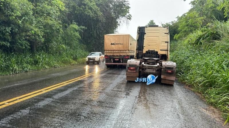 Jaru: Carreta é destruída por incêndio na BR 364, próximo a entrada de Tarilândia Jaru: Carreta é destruída por incêndio na BR 364, próximo a entrada de Tarilândia