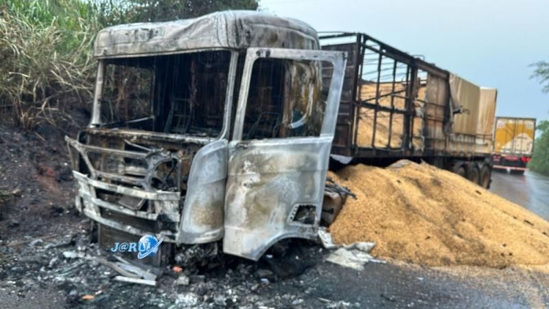 Jaru: Carreta é destruída por incêndio na BR 364, próximo a entrada de Tarilândia Jaru: Carreta é destruída por incêndio na BR 364, próximo a entrada de Tarilândia