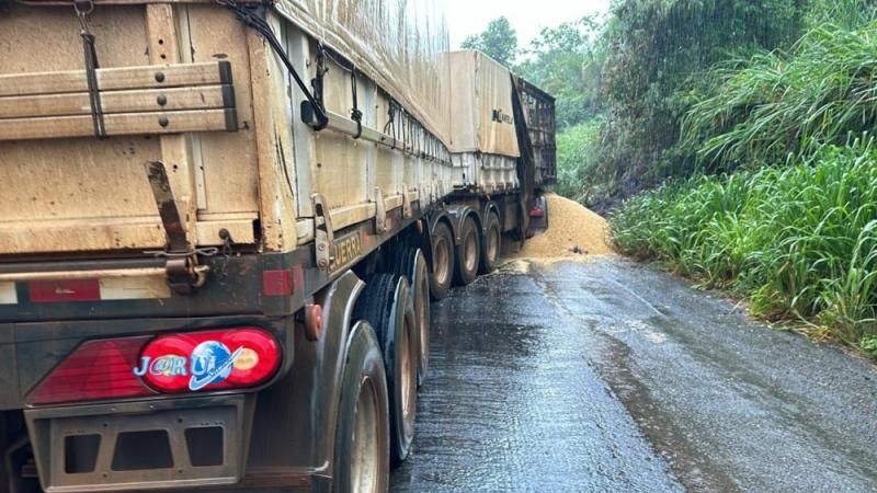 Jaru: Carreta é destruída por incêndio na BR 364, próximo a entrada de Tarilândia Jaru: Carreta é destruída por incêndio na BR 364, próximo a entrada de Tarilândia