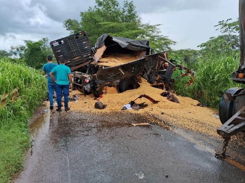 Mãe e filho morrem em colisão frontal entre caminhões em Colorado; uma vítima foi socorrida e outra está presa às ferragens Mãe e filho morrem em colisão frontal entre caminhões em Colorado; uma vítima foi socorrida e outra está presa às ferragens