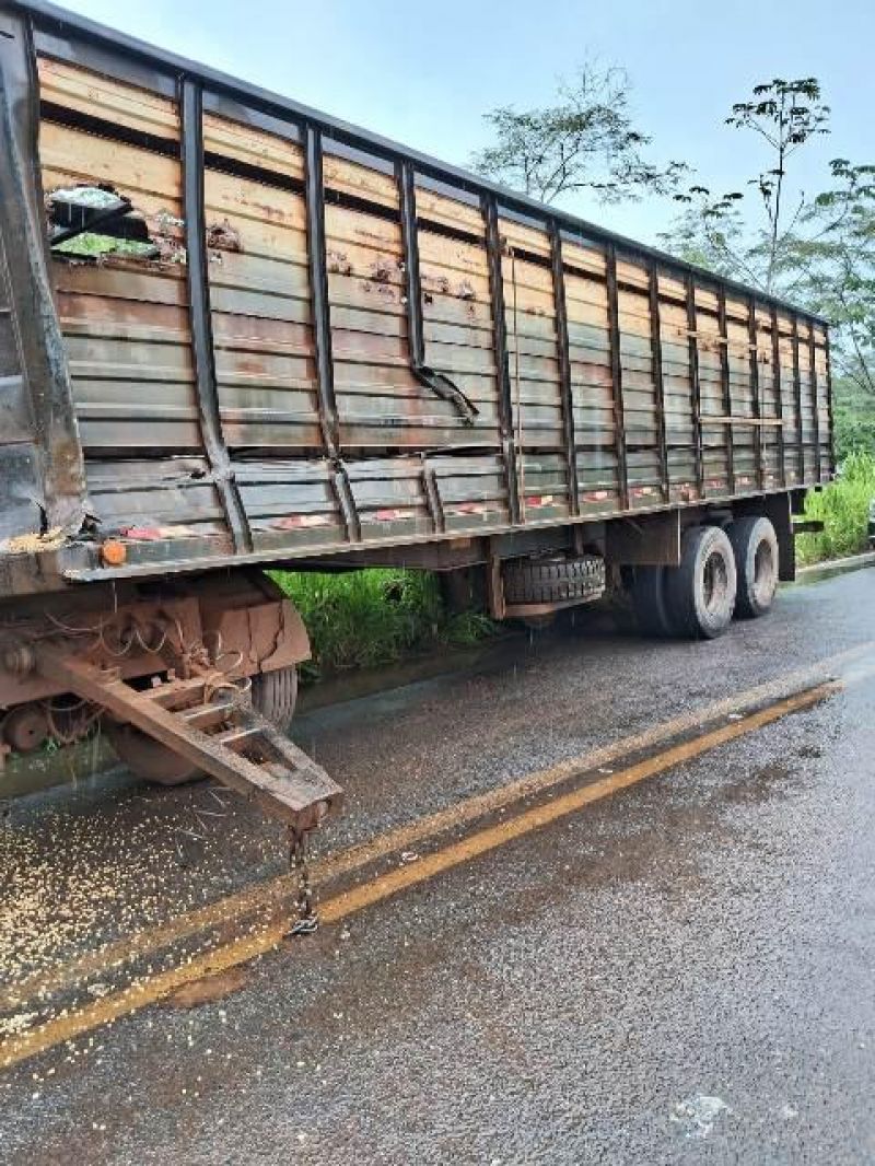 Mãe e filho morrem em colisão frontal entre caminhões em Colorado; uma vítima foi socorrida e outra está presa às ferragens Mãe e filho morrem em colisão frontal entre caminhões em Colorado; uma vítima foi socorrida e outra está presa às ferragens