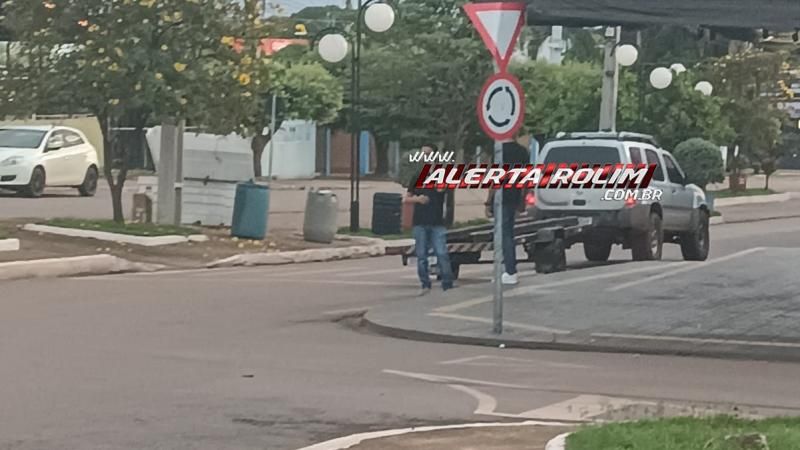 Mais um acidente foi registrado em uma das rotatórias de Rolim de Moura Mais um acidente foi registrado em uma das rotatórias de Rolim de Moura