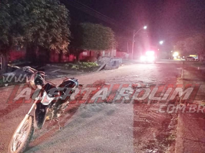 Motociclista foi socorrido após bater em caçamba para entulho que estava na via, em Rolim de Moura Motociclista foi socorrido após bater em caçamba para entulho que estava na via, em Rolim de Moura