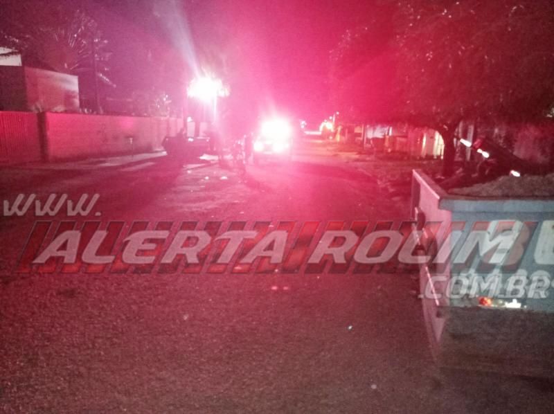 Motociclista foi socorrido após bater em caçamba para entulho que estava na via, em Rolim de Moura Motociclista foi socorrido após bater em caçamba para entulho que estava na via, em Rolim de Moura