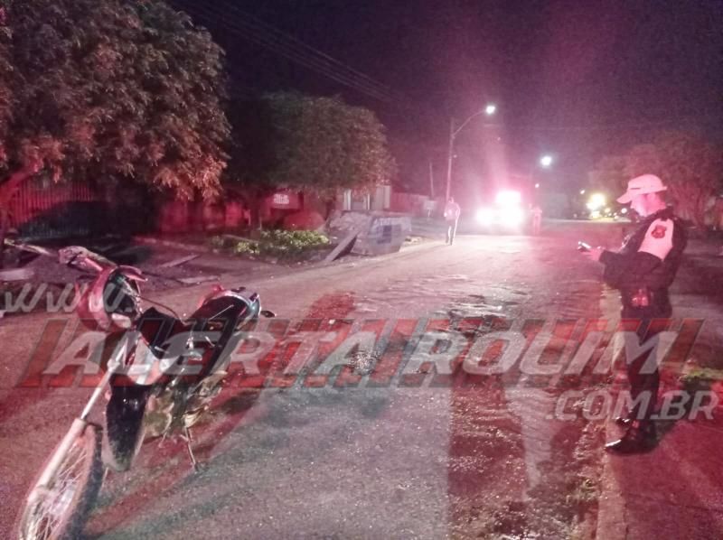 Motociclista foi socorrido após bater em caçamba para entulho que estava na via, em Rolim de Moura Motociclista foi socorrido após bater em caçamba para entulho que estava na via, em Rolim de Moura