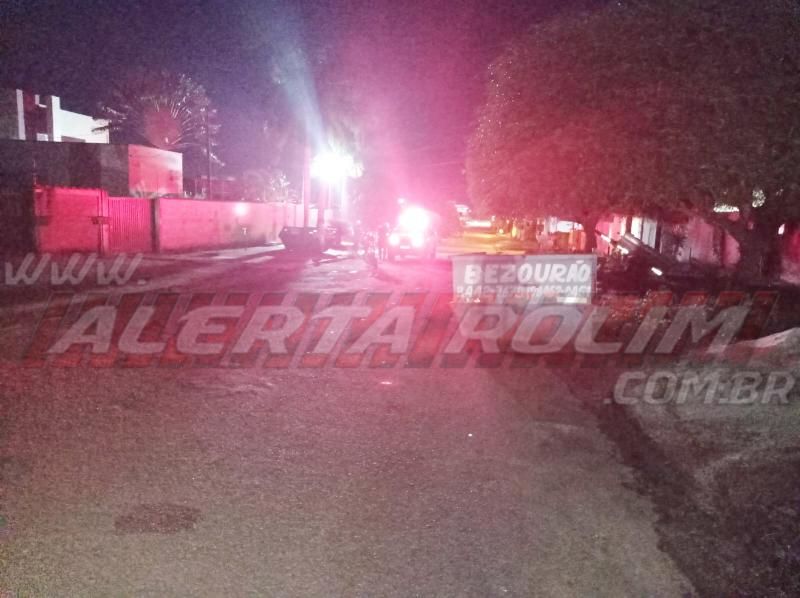 Motociclista foi socorrido após bater em caçamba para entulho que estava na via, em Rolim de Moura Motociclista foi socorrido após bater em caçamba para entulho que estava na via, em Rolim de Moura