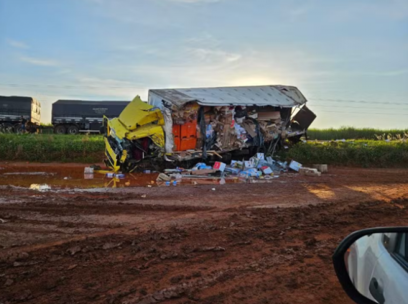 Motorista de Rondônia morre após acidente na BR-364 entre carreta e caminhão baú, em MT Motorista de Rondônia morre após acidente na BR-364 entre carreta e caminhão baú, em MT