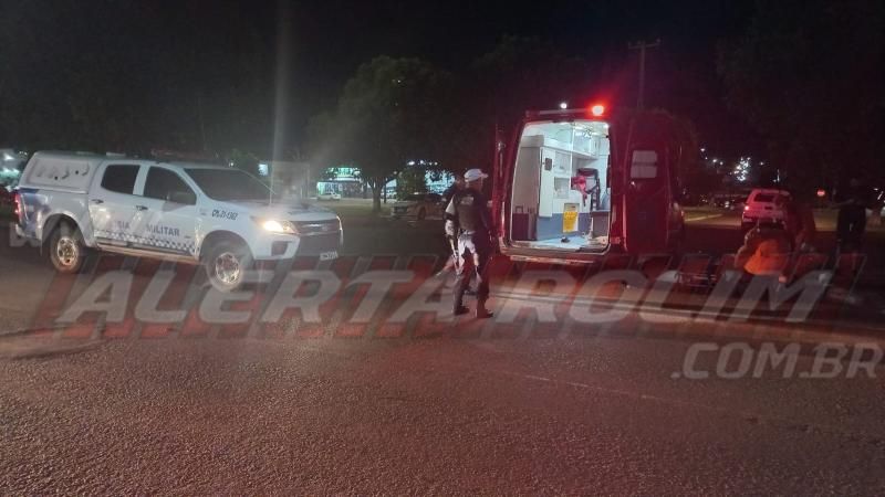 Pai e filha foram socorridos após terem moto atingida por carro no Centro de Rolim de Moura Pai e filha foram socorridos após terem moto atingida por carro no Centro de Rolim de Moura