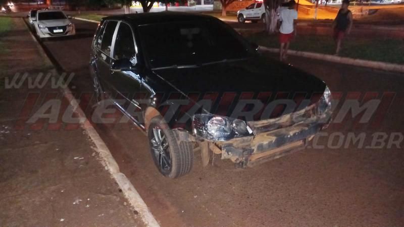 Pai e filha foram socorridos após terem moto atingida por carro no Centro de Rolim de Moura Pai e filha foram socorridos após terem moto atingida por carro no Centro de Rolim de Moura