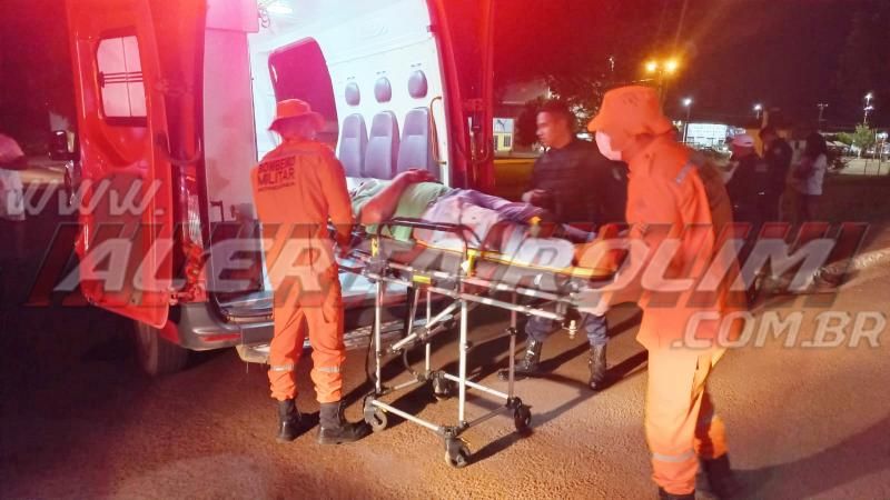 Pai e filha foram socorridos após terem moto atingida por carro no Centro de Rolim de Moura Pai e filha foram socorridos após terem moto atingida por carro no Centro de Rolim de Moura