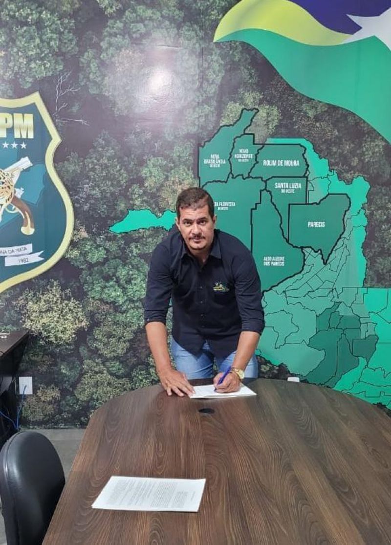 Projeto de Futebol Grandes Campeões foi assinado entre o 10° Batalhão da PM em Rolim de Moura e a Autarquia Municipal de Esporte Projeto de Futebol Grandes Campeões foi assinado entre o 10° Batalhão da PM em Rolim de Moura e a Autarquia Municipal de Esporte