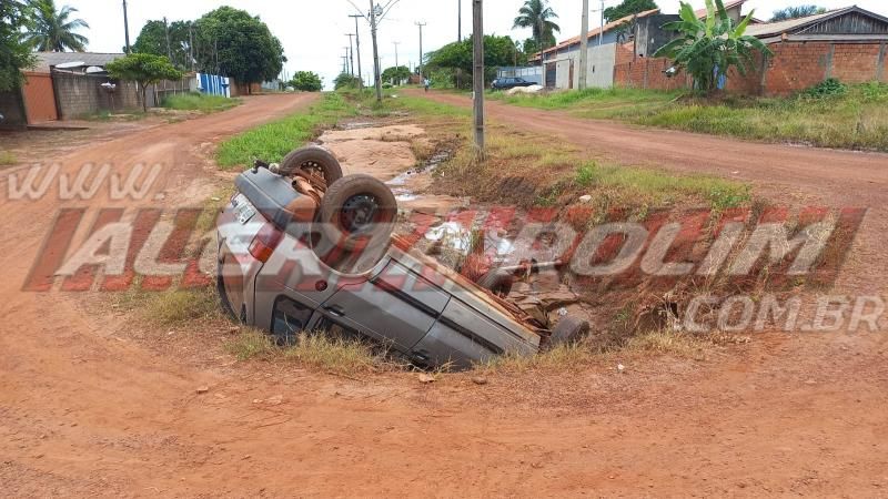 Veículo foi encontrado capotado dentro de vala no bairro Planalto, em Rolim de Moura Veículo foi encontrado capotado dentro de vala no bairro Planalto, em Rolim de Moura