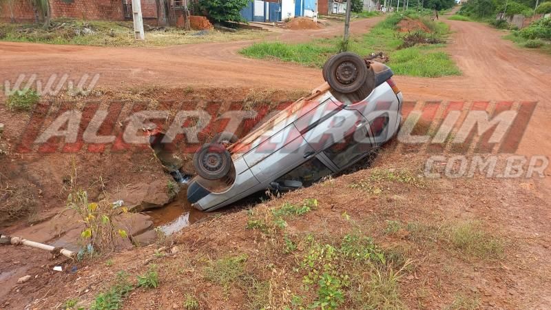 Veículo foi encontrado capotado dentro de vala no bairro Planalto, em Rolim de Moura Veículo foi encontrado capotado dentro de vala no bairro Planalto, em Rolim de Moura