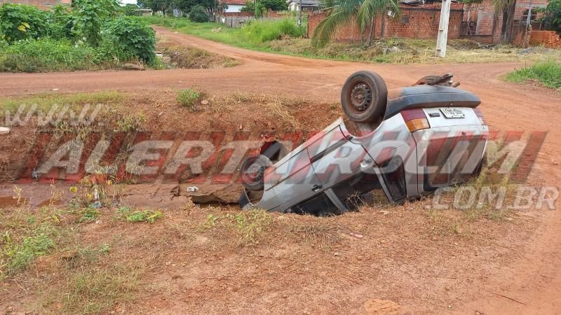 Veículo foi encontrado capotado dentro de vala no bairro Planalto, em Rolim de Moura Veículo foi encontrado capotado dentro de vala no bairro Planalto, em Rolim de Moura