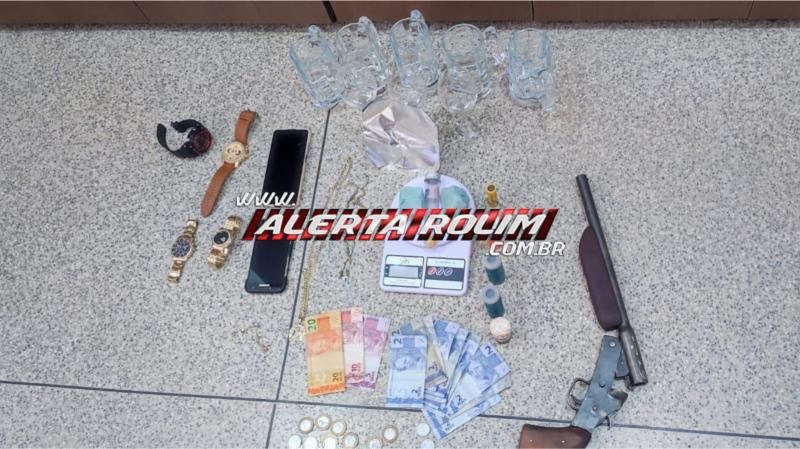 Vídeo - Homem monitorado por tornozeleira e acusado de crimes de tráfico de drogas, receptação e porte ilegal de arma foi preso pela PM e PC em Nova Brasilândia Vídeo - Homem monitorado por tornozeleira e acusado de crimes de tráfico de drogas, receptação e porte ilegal de arma foi preso pela PM e PC em Nova Brasilândia
