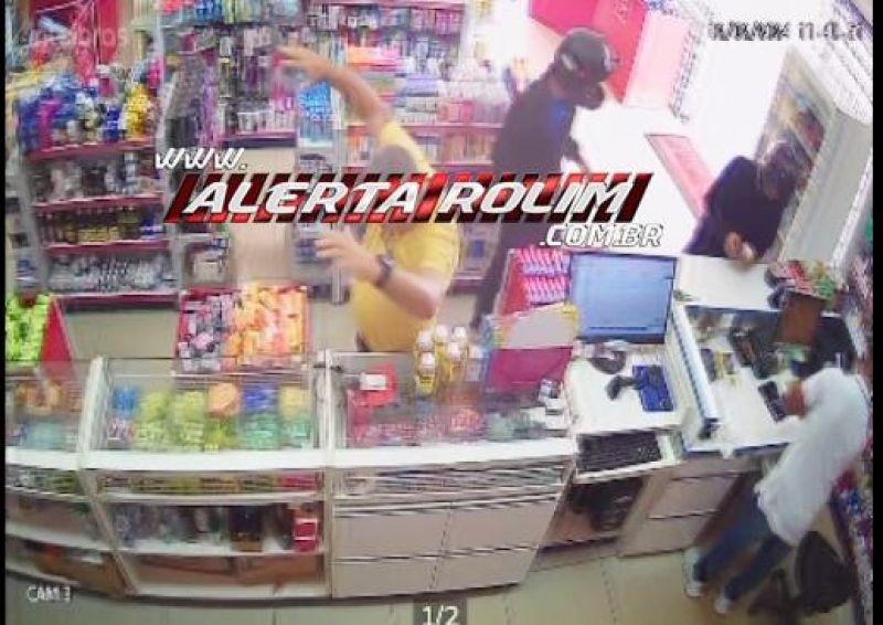 Dupla armada efetuou roubo em farmácia nesta tarde, em Rolim de Moura; veja o vídeo  Dupla armada efetuou roubo em farmácia nesta tarde, em Rolim de Moura; veja o vídeo