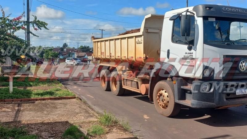 Motorista de carro foi socorrida inconsciente após atingir caminhão caçamba nesta manhã, em Rolim de Moura Motorista de carro foi socorrida inconsciente após atingir caminhão caçamba nesta manhã, em Rolim de Moura