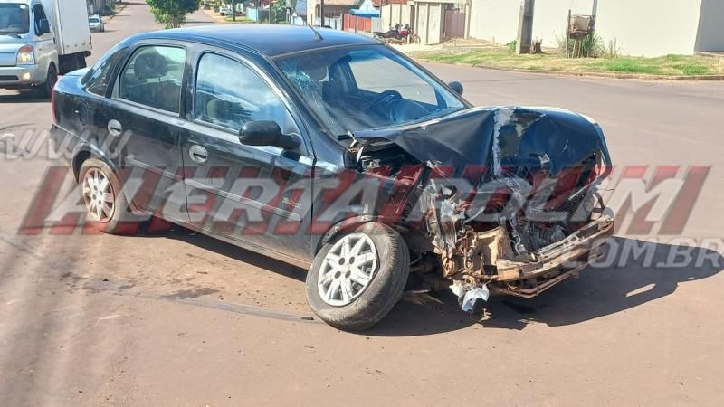 Motorista de carro foi socorrida inconsciente após atingir caminhão caçamba nesta manhã, em Rolim de Moura Motorista de carro foi socorrida inconsciente após atingir caminhão caçamba nesta manhã, em Rolim de Moura