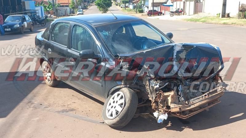Motorista de carro foi socorrida inconsciente após atingir caminhão caçamba nesta manhã, em Rolim de Moura Motorista de carro foi socorrida inconsciente após atingir caminhão caçamba nesta manhã, em Rolim de Moura