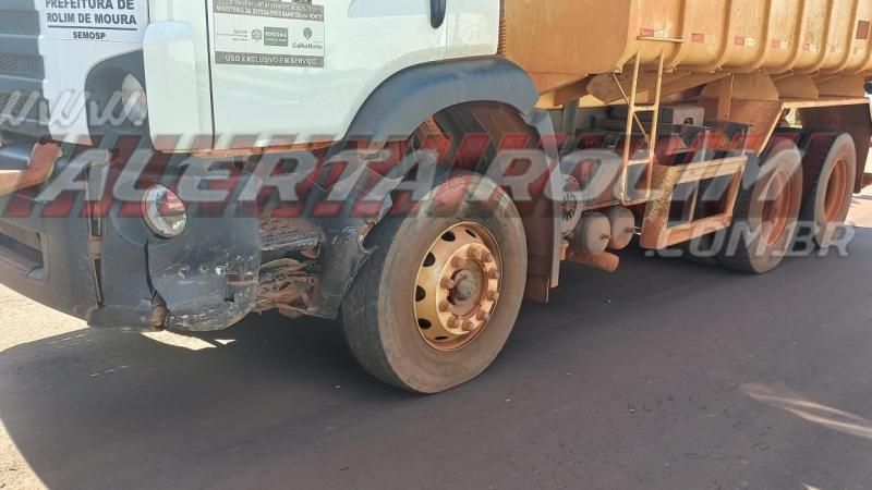 Motorista de carro foi socorrida inconsciente após atingir caminhão caçamba nesta manhã, em Rolim de Moura Motorista de carro foi socorrida inconsciente após atingir caminhão caçamba nesta manhã, em Rolim de Moura